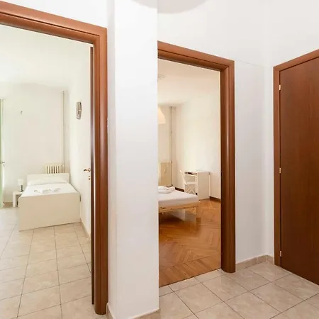 Rivoli Subway Roomy Flat شقة