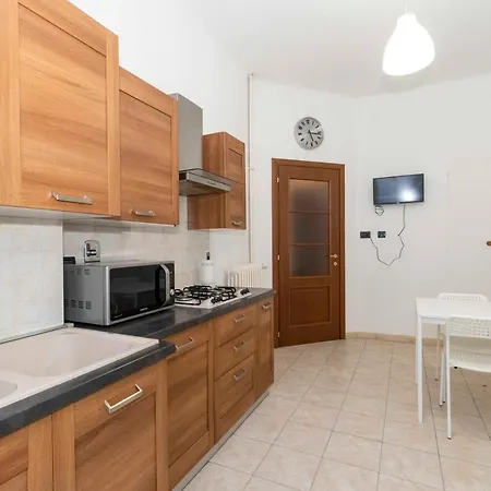 Rivoli Subway Roomy Flat شقة
