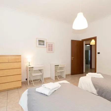 Rivoli Subway Roomy Flat شقة *